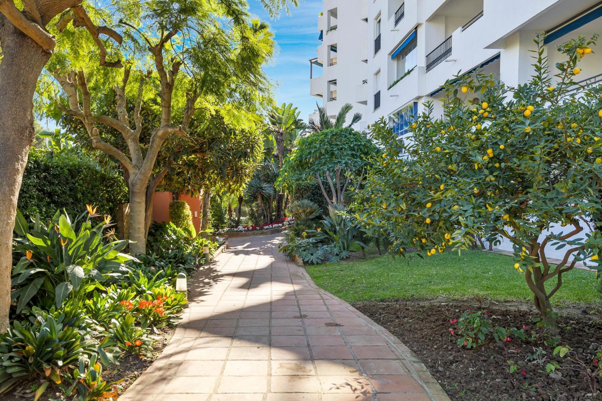 2 Bedroom Apartment In Medina Garden - Puerto Banus Marbella Exterior photo